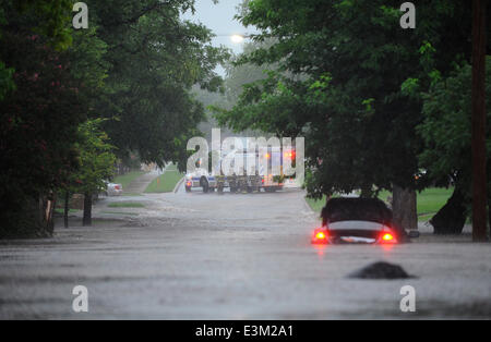 Ft. Vale la pena, TX, Stati Uniti d'America. Il 24 giugno 2014. 6/24/2014. Ft. Vale la pena di vigili del fuoco bloccare l'intersezione di Western Ave. e Bryce dopo i tuoni e le forti piogge hanno colpito il nord Texas provocando allagamenti in Arlington Heights quartiere di Ft. Vale la pena di tx. Credito: Ralph Lauer/ZUMAPRESS.com/Alamy Live News Foto Stock