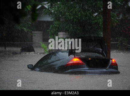 Ft. Vale la pena, TX, Stati Uniti d'America. Il 24 giugno 2014. 6/24/2014.in un invaso galleggianti auto giù per una strada residenziale dopo i tuoni e le forti piogge hanno colpito il nord Texas provocando allagamenti nei quartieri in Ft. Vale la pena di tx. Credito: Ralph Lauer/ZUMAPRESS.com/Alamy Live News Foto Stock