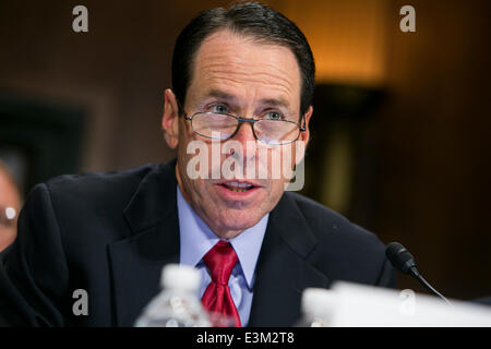 Washington DC, Stati Uniti d'America. Il 24 giugno 2014. Randall Stephenson, presidente e CEO di AT&T, testimonia davanti al Senato Antitrust, di politica della concorrenza e i diritti dei consumatori sottocommissione durante un'audizione su "L'AT&T/DIRECTV fusione: l'impatto sulla concorrenza e i consumatori nel mercato dei video e oltre,' a Washington D.C. il 24 giugno 2014. Credito: Kristoffer Tripplaar/Alamy Live News Foto Stock