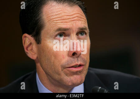 Washington DC, Stati Uniti d'America. Il 24 giugno 2014. Randall Stephenson, presidente e CEO di AT&T, testimonia davanti al Senato Antitrust, di politica della concorrenza e i diritti dei consumatori sottocommissione durante un'audizione su "L'AT&T/DIRECTV fusione: l'impatto sulla concorrenza e i consumatori nel mercato dei video e oltre,' a Washington D.C. il 24 giugno 2014. Credito: Kristoffer Tripplaar/Alamy Live News Foto Stock