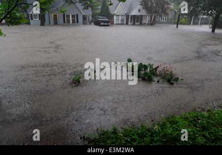 Ft. Vale la pena, TX, Stati Uniti d'America. Il 24 giugno 2014. 6/24/2014. Un Arlington Heights neighborhood street diventa un lago come i tuoni e le forti piogge hanno colpito il nord Texas provocando allagamenti nei quartieri in Ft. Vale la pena di tx. Credito: Ralph Lauer/ZUMAPRESS.com/Alamy Live News Foto Stock