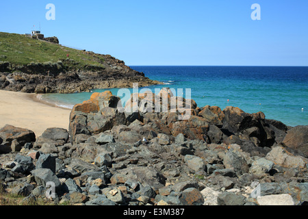 Estate vista della spiaggia di Porthgwidden verso l' Isola', West Cornwall, England, Regno Unito Foto Stock