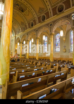 Al centro e a destra del corridoio della San Stanislao RC Chiesa polacca. L'ornato e altamente decorato interno di questa comunità ecclesiale. Foto Stock