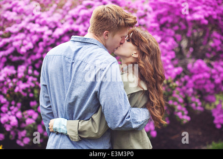 Immagine della coppia giovane kissing, Massachusetts, STATI UNITI D'AMERICA Foto Stock