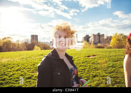 Ritratto di donna sorridente con il paesaggio urbano in background Foto Stock
