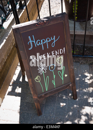 Un segno esterno che dice: Happy Weekend! Foto Stock