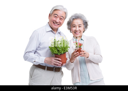 Felice coppia senior con vasi di piante Foto Stock