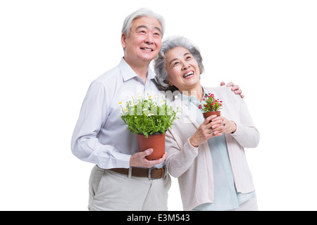 Felice coppia senior con vasi di piante Foto Stock
