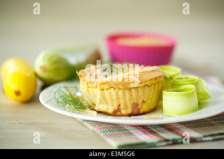 Zucchine muffin al forno con formaggio e bacon a pezzetti Foto Stock