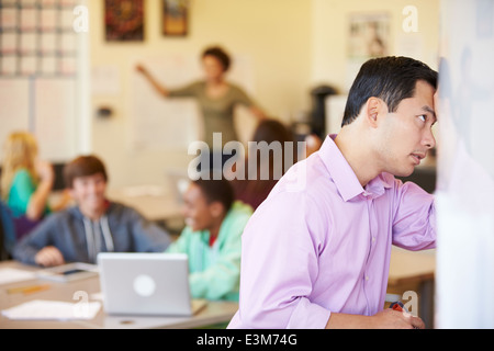 Ha sottolineato di alta scuola insegnante tenta di classe Control Foto Stock