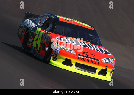 AVONDALE, AZ - Ott 5: Jeff Gordon (24) tiene caldo giri durante un NASCAR Sprint Cup via sessione di prove su Ottobre 5, 2011 a PIR Foto Stock