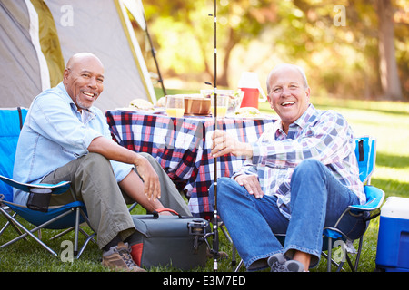 Due alti uomini in vacanza in campeggio con la canna da pesca Foto Stock