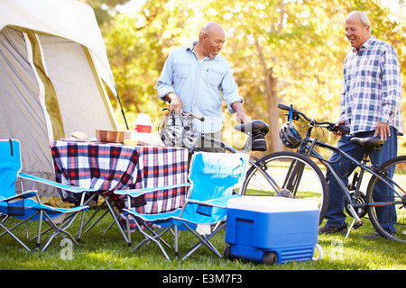 Due alti uomini equitazione biciclette in vacanza in campeggio Foto Stock