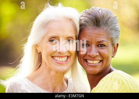 Ritratto di due femmina matura amici avvolgente Foto Stock