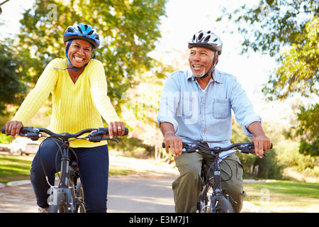 Coppia senior sul tragitto in bicicletta in campagna Foto Stock
