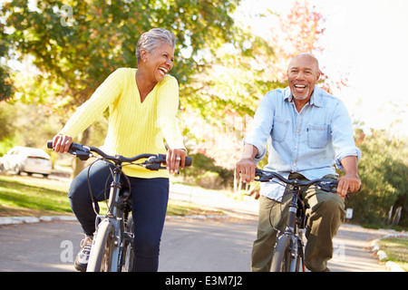 Coppia senior sul tragitto in bicicletta in campagna Foto Stock