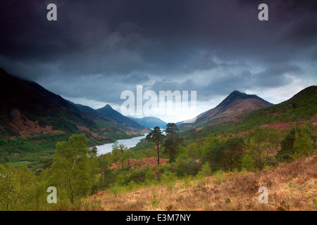 Loch Leven e Sgorr na Ciche da sopra a Kinlochleven, Lochaber Foto Stock