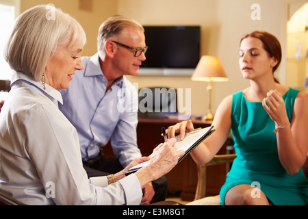 Coppia di anziani a parlare con il consulente finanziario in Office Foto Stock