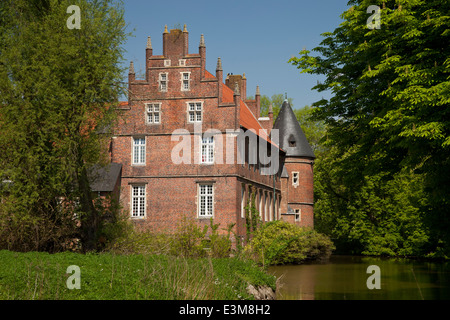Wasserschloss Herten moated castle, Herten, distretto della Ruhr, Renania settentrionale-Vestfalia, Germania, Europa Foto Stock