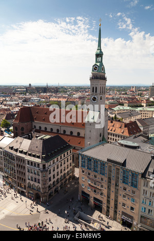 Vista della piazza Marienplatz e la chiesa di San Pietro a Monaco di Baviera, Baviera, Baviera, Germania, Europa Foto Stock