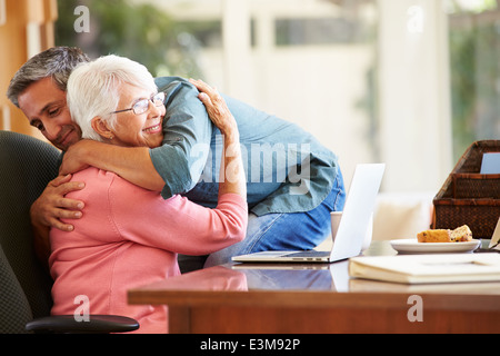 Senior madre di essere confortati dal figlio adulto Foto Stock