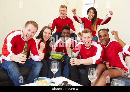 Gruppo di appassionati di sport la visione di gioco sulla TV di casa Foto Stock