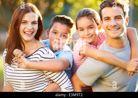 Outdoor Ritratto di famiglia Divertendosi in posizione di parcheggio Foto Stock