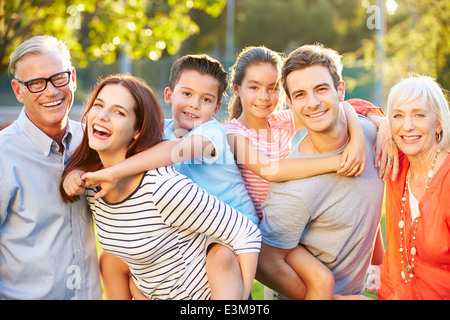 Outdoor ritratto della famiglia Multi-Generation in posizione di parcheggio Foto Stock