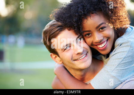 Outdoor ritratto della romantica coppia giovane in posizione di parcheggio Foto Stock