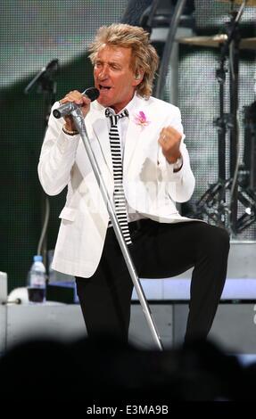 Berlino, Germania. Il 24 giugno 2014. Rod Stewart compie durante il suo "vivere la vita Tour 2014 all'Arena O2 World di Berlino, Germania. Il 24 giugno 2014. Credito: dpa picture alliance/Alamy Live News Foto Stock