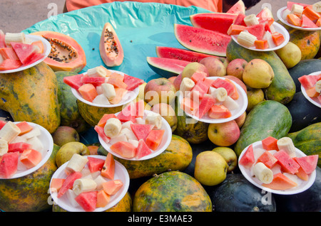 Deliziosa papaya, banane e mele in Asia street market, India Foto Stock