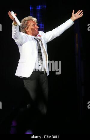 Berlino, Germania. Il 24 giugno 2014. Rod Stewart compie durante il suo "vivere la vita Tour 2014 all'Arena O2 World di Berlino, Germania. Il 24 giugno 2014. Credito: dpa picture alliance/Alamy Live News Foto Stock