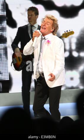 Berlino, Germania. Il 24 giugno 2014. Rod Stewart compie durante il suo "vivere la vita Tour 2014 all'Arena O2 World di Berlino, Germania. Il 24 giugno 2014. Credito: dpa picture alliance/Alamy Live News Foto Stock