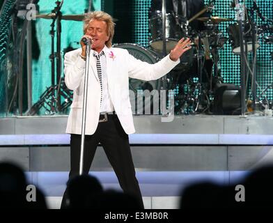 Berlino, Germania. Il 24 giugno 2014. Rod Stewart compie durante il suo "vivere la vita Tour 2014 all'Arena O2 World di Berlino, Germania. Il 24 giugno 2014. Credito: dpa picture alliance/Alamy Live News Foto Stock