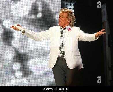 Berlino, Germania. Il 24 giugno 2014. Rod Stewart compie durante il suo "vivere la vita Tour 2014 all'Arena O2 World di Berlino, Germania. Il 24 giugno 2014. Credito: dpa picture alliance/Alamy Live News Foto Stock