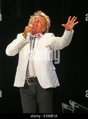 Berlino, Germania. Il 24 giugno 2014. Rod Stewart compie durante il suo "vivere la vita Tour 2014 all'Arena O2 World di Berlino, Germania. Il 24 giugno 2014. Credito: dpa picture alliance/Alamy Live News Foto Stock