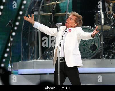 Berlino, Germania. Il 24 giugno 2014. Rod Stewart compie durante il suo "vivere la vita Tour 2014 all'Arena O2 World di Berlino, Germania. Il 24 giugno 2014. Credito: dpa picture alliance/Alamy Live News Foto Stock