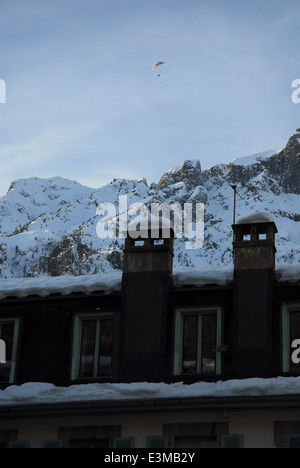 Un paracadutista volare sopra le colline di Chamonix nelle Alpi francesi Foto Stock