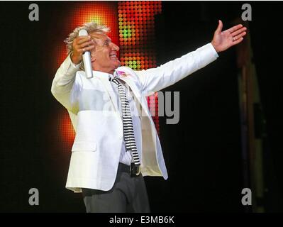 Berlino, Germania. Il 24 giugno 2014. Rod Stewart compie durante il suo "vivere la vita Tour 2014 all'Arena O2 World di Berlino, Germania. Il 24 giugno 2014. Credito: dpa picture alliance/Alamy Live News Foto Stock