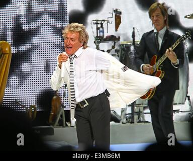 Berlino, Germania. Il 24 giugno 2014. Rod Stewart compie durante il suo "vivere la vita Tour 2014 all'Arena O2 World di Berlino, Germania. Il 24 giugno 2014. Credito: dpa picture alliance/Alamy Live News Foto Stock