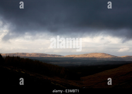 Nuvole temporalesche sulle colline del Galloway Forest Park dal Rhinns di Kells, Dumfries and Galloway, Scozia Foto Stock