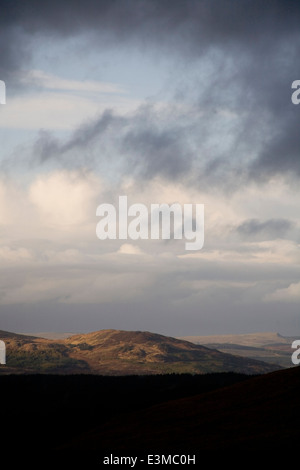 Nuvole temporalesche sulle colline del Galloway Forest Park dal Rhinns di Kells, Dumfries and Galloway, Scozia Foto Stock