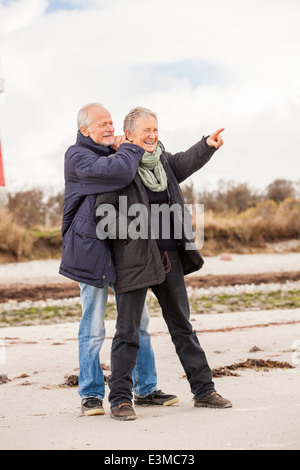 Felice anziani coppia senior camminando sulla spiaggia di ricreazione del settore sanitario Foto Stock