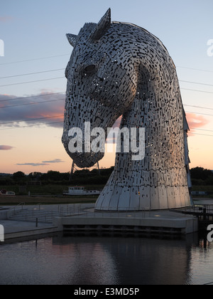 Uno dei magnifici Kelpies testa di cavallo sculture, progettato da Andy Scott. Parte del progetto Helix a Falkirk. Foto Stock