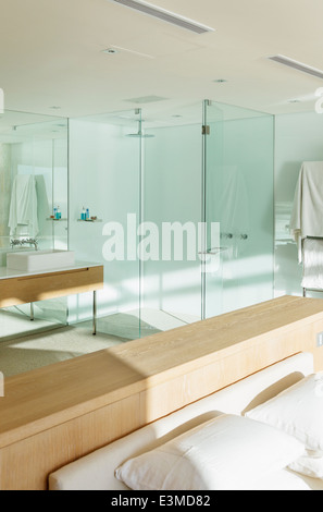 Sole che splende in camera da letto con bagno en suite Foto Stock