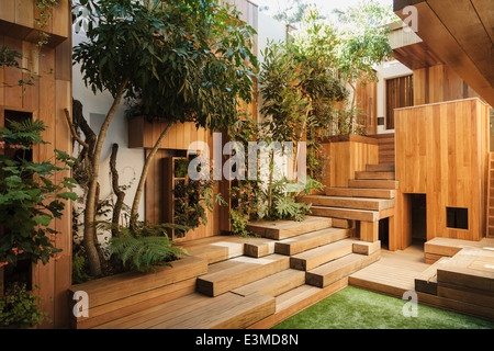 Gradini in legno in cortile Foto Stock