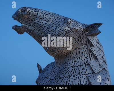 Uno dei magnifici Kelpies testa di cavallo sculture, progettato da Andy Scott. Parte del progetto Helix a Falkirk. Foto Stock