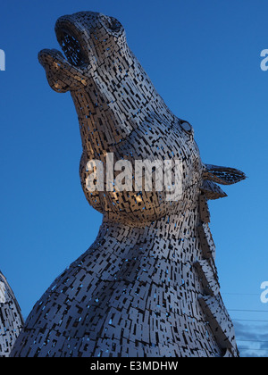 Uno dei magnifici Kelpies testa di cavallo sculture, progettato da Andy Scott. Parte del progetto Helix a Falkirk. Foto Stock