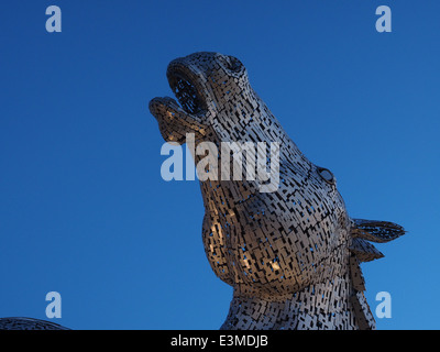 Uno dei magnifici Kelpies testa di cavallo sculture, progettato da Andy Scott. Parte del progetto Helix a Falkirk. Foto Stock