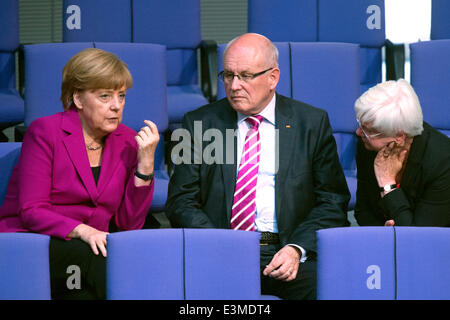 Berlino, Germania. Il 25 giugno, 2014. Il cancelliere tedesco Angela Merkel (CDU, L-R), presidente della CDU/CSU gruppo parlamentare nel Bundestag Volker Kauder (CDU) e CSU regionale leader di fazione Gerda Hasselfeldt (CSU) parlare durante una sessione del Bundestag a Berlino, Germania, 25 giugno 2014. Il Parlamento tedesco dibattiti il bilancio del governo. Foto: MAURIZIO GAMBARINI/DPA/Alamy Live News Foto Stock